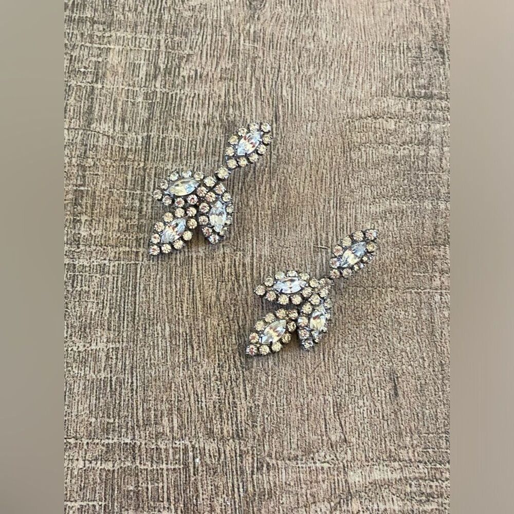 Vintage women’s costume jewelry rhinestone and metal oval detail dangle earrings